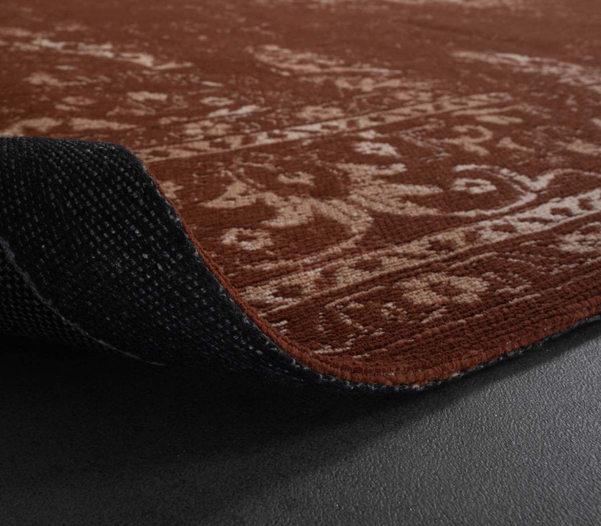 Dywan vintage - Nomad rdzawobrązowy - close up vouw Dywan vintage - Nomad rdzawobrązowy - close up vouw