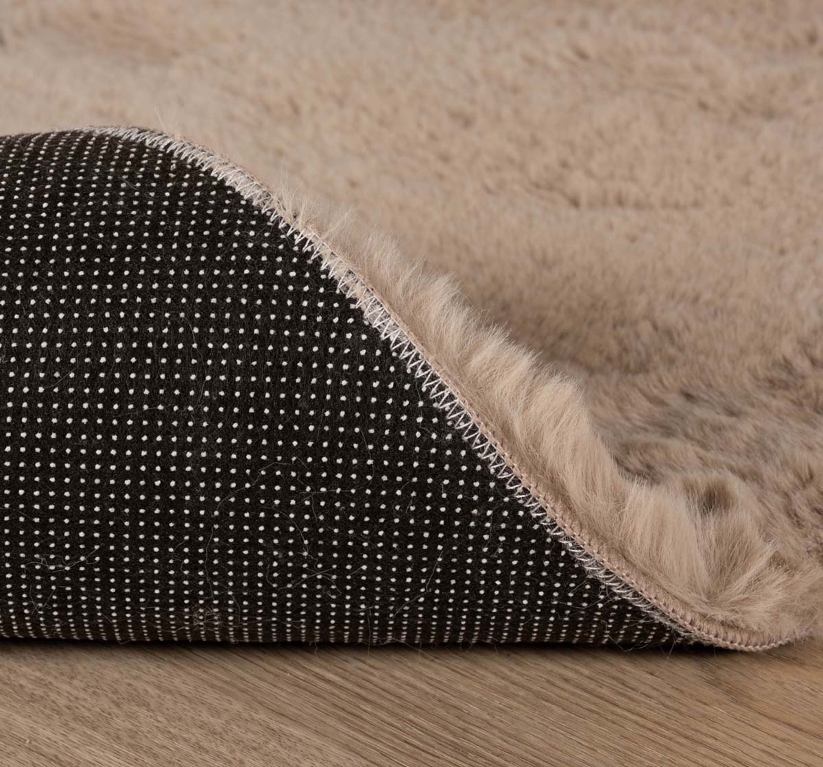 Dywan dziecięcy z owieczką - Fluffy taupe - close up Dywan dziecięcy z owieczką - Fluffy taupe - close up
