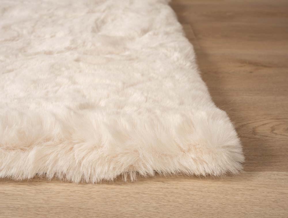 Dywan puszysty - Comfy Deluxe kremowy - close up Dywan puszysty - Comfy Deluxe kremowy - close up