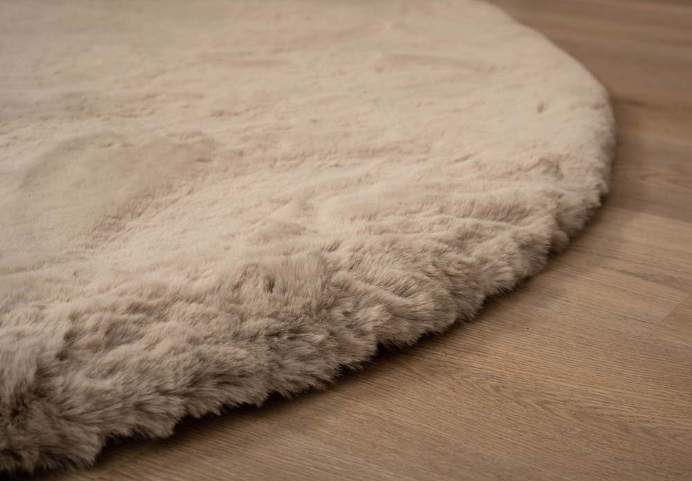 Dywan puszysty o organicznym kształcie - Comfy Plus taupe - close up Dywan puszysty o organicznym kształcie - Comfy Plus taupe - close up