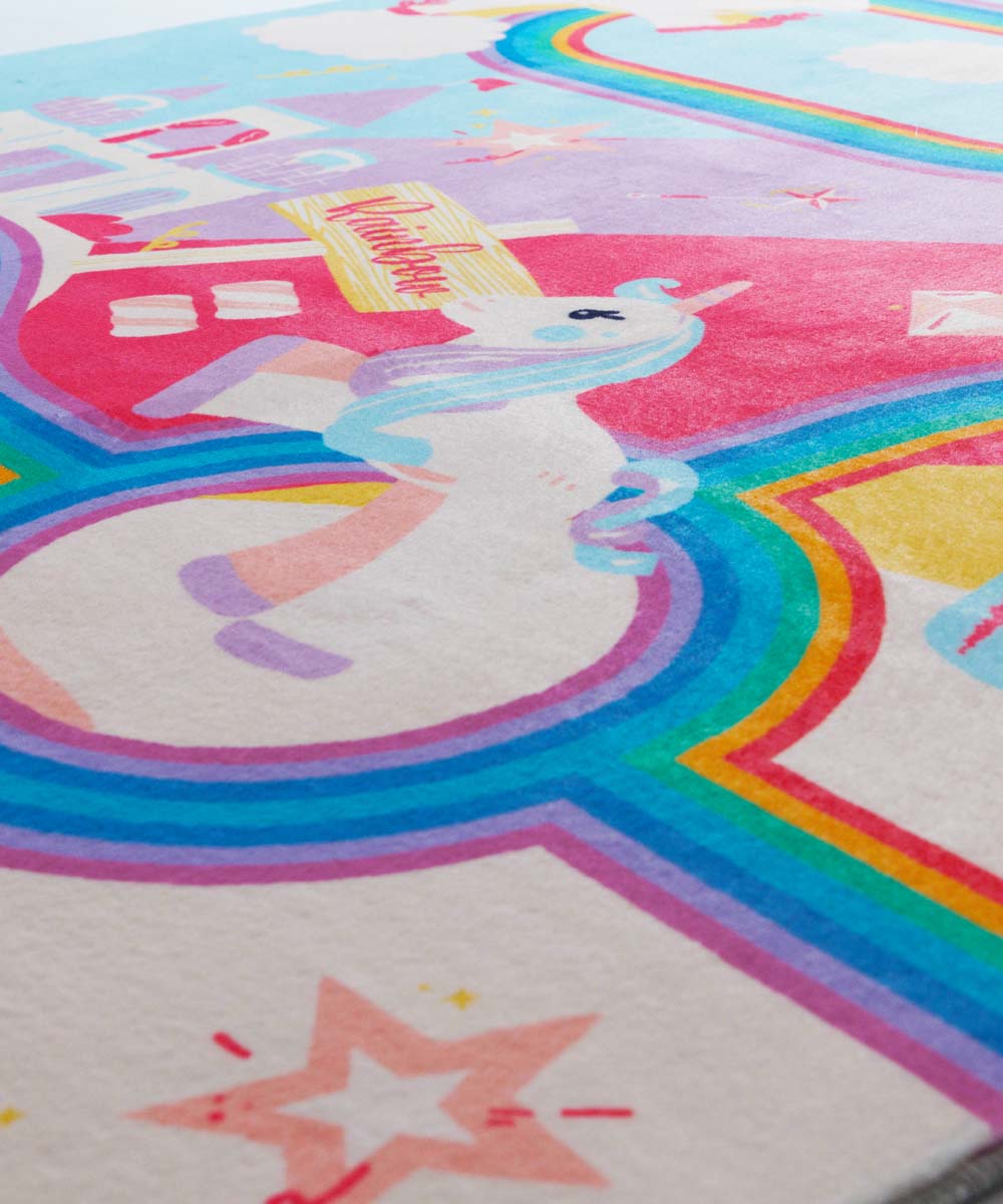 Dywan dziecięcy z jednorożcem - Snugway Rainbow multi - close up Dywan dziecięcy z jednorożcem - Snugway Rainbow multi - close up