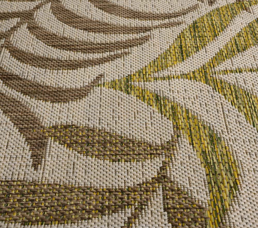 Dywan zewnętrzny w palmy - Coastal Breeze beż/zieleń - close up Dywan zewnętrzny w palmy - Coastal Breeze beż/zieleń - close up