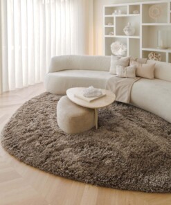 Dywan shaggy o organicznym kształcie - Sveve Pebble taupe - sfeer Dywan shaggy o organicznym kształcie - Sveve Pebble taupe - sfeer
