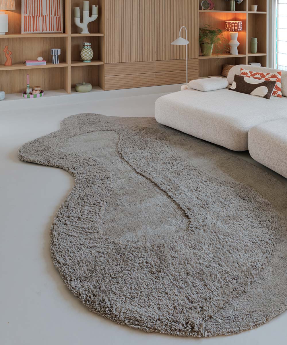 Dywan o organicznym kształcie - Tjørne Mose taupe - sfeer Dywan o organicznym kształcie - Tjørne Mose taupe - sfeer