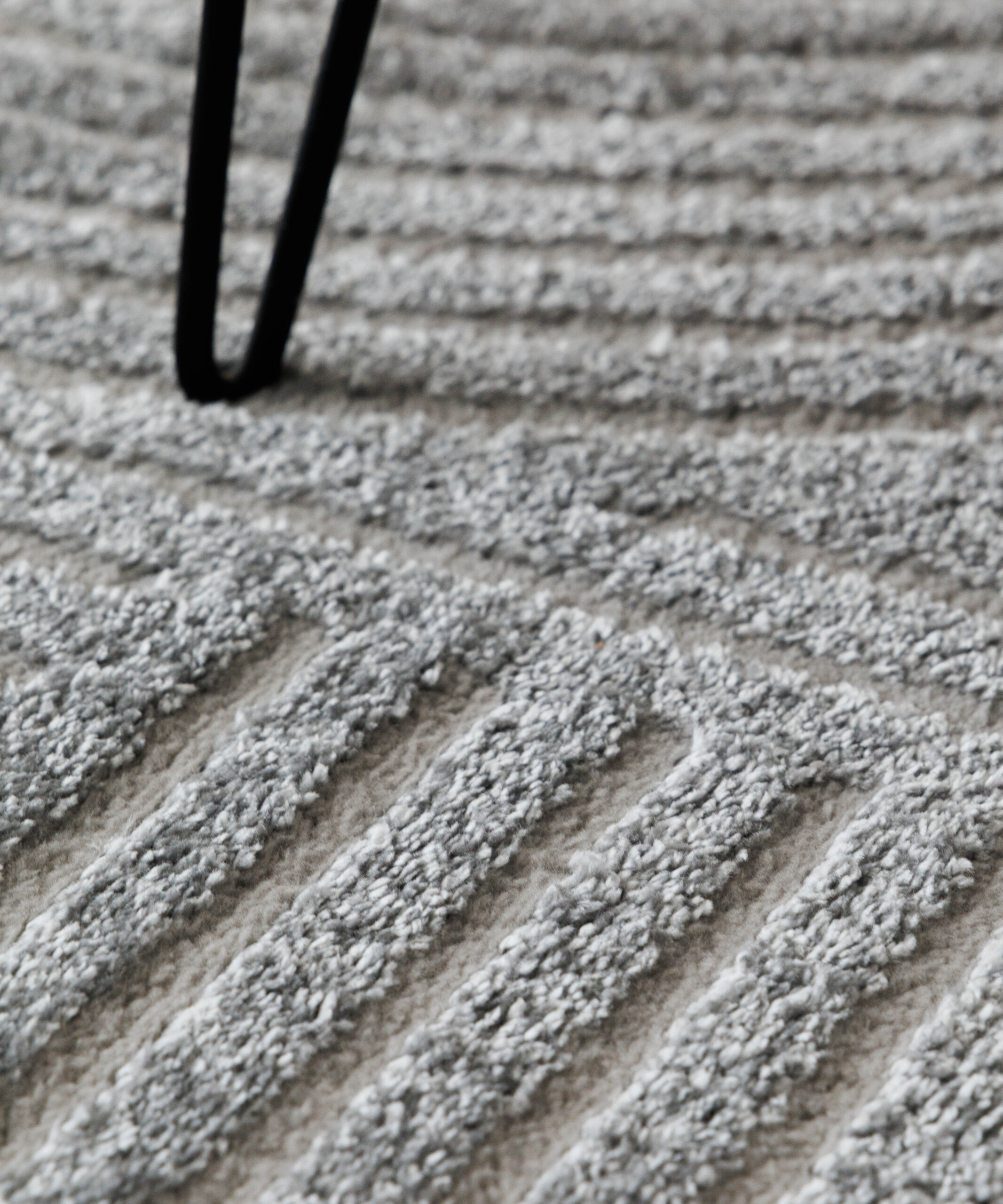 Dywan okrągły skandynawski - Contour Bend szary - close up Dywan okrągły skandynawski - Contour Bend szary - close up