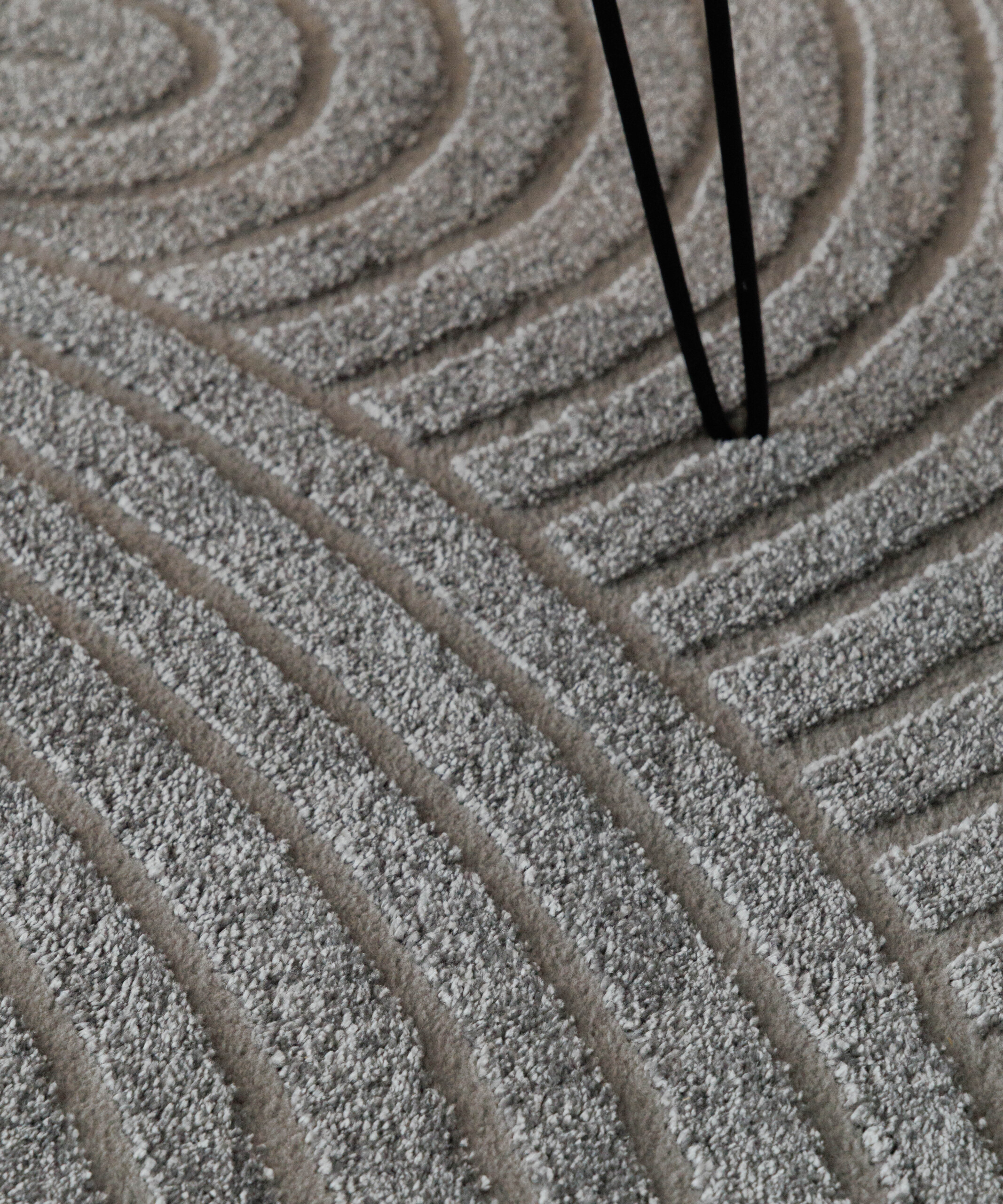 Dywan skandynawski - Contour Curve szary - close up Dywan skandynawski - Contour Curve szary - close up