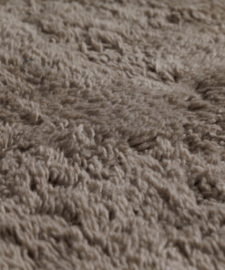 Dywan o organicznym kształcie - Tjørne Swell taupe - close up, thumbnail