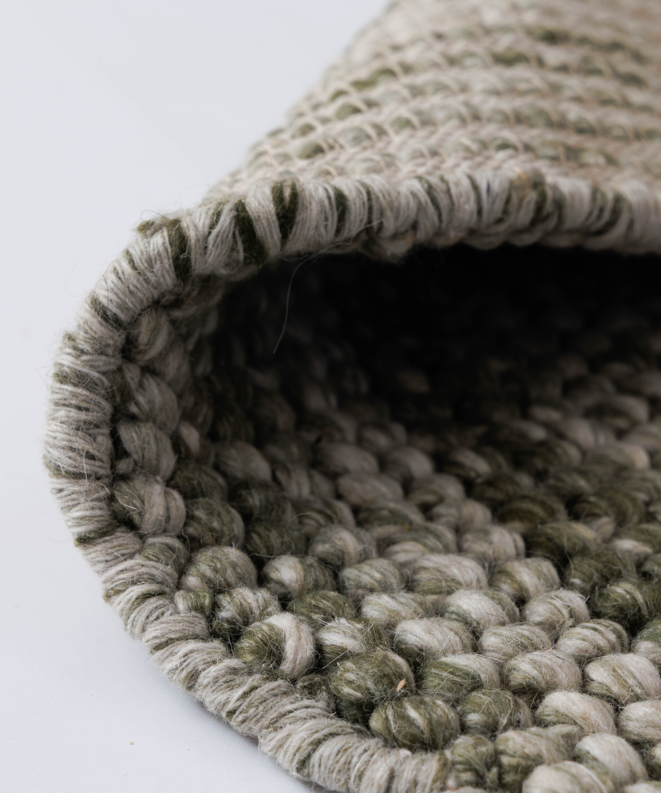 Dywan okrągły wełniany - Fjell oliwkowy - close up Dywan okrągły wełniany - Fjell oliwkowy - close up