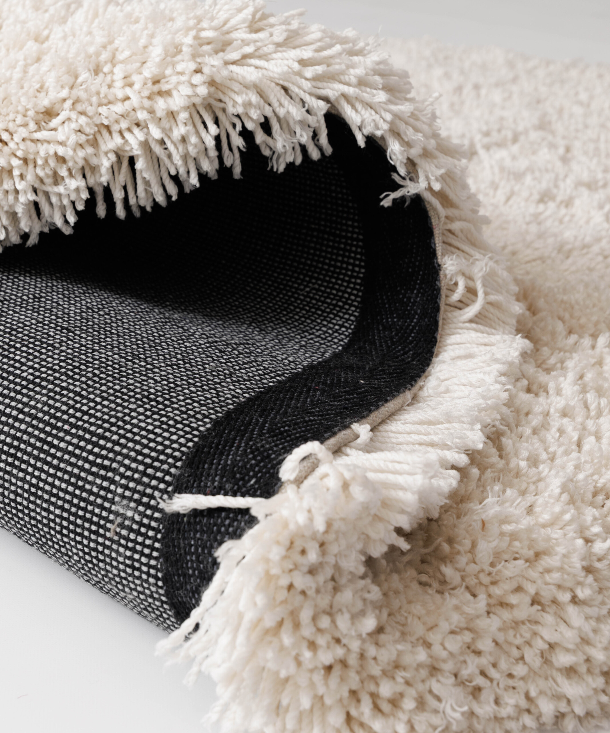 Dywan shaggy o organicznym kształcie - Sveve Pebble kość słoniowa - close up Dywan shaggy o organicznym kształcie - Sveve Pebble kość słoniowa - close up