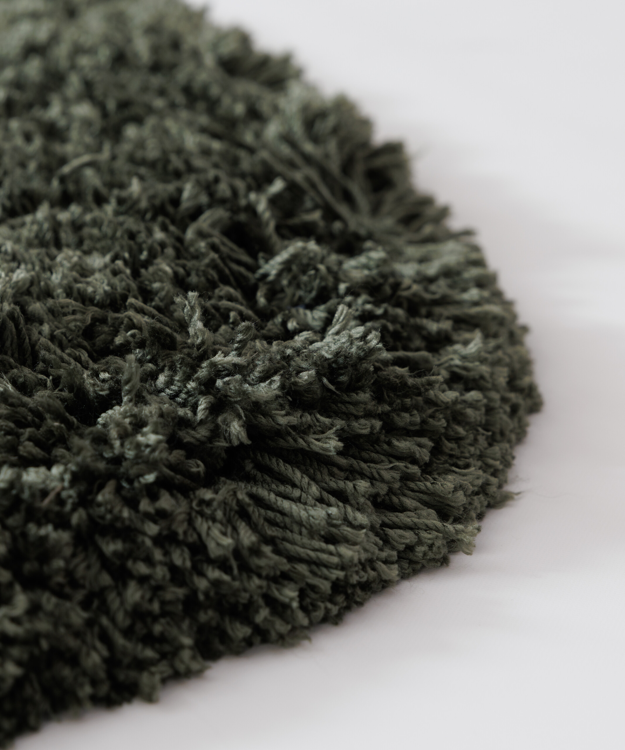Dywan okrągły shaggy - Sveve moss green - close up Dywan okrągły shaggy - Sveve moss green - close up