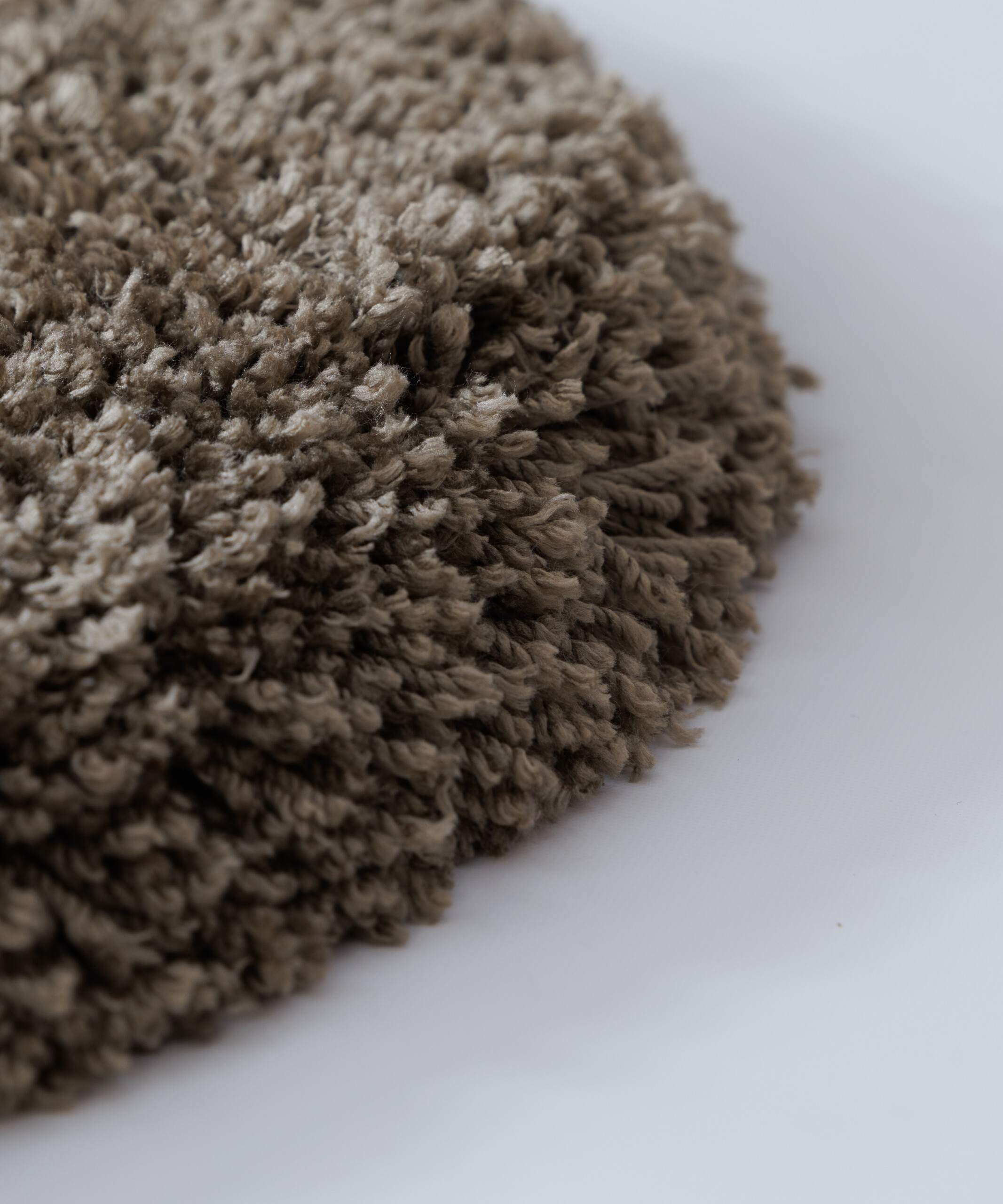 Dywan okrągły shaggy - Sveve taupe - close up Dywan okrągły shaggy - Sveve taupe - close up
