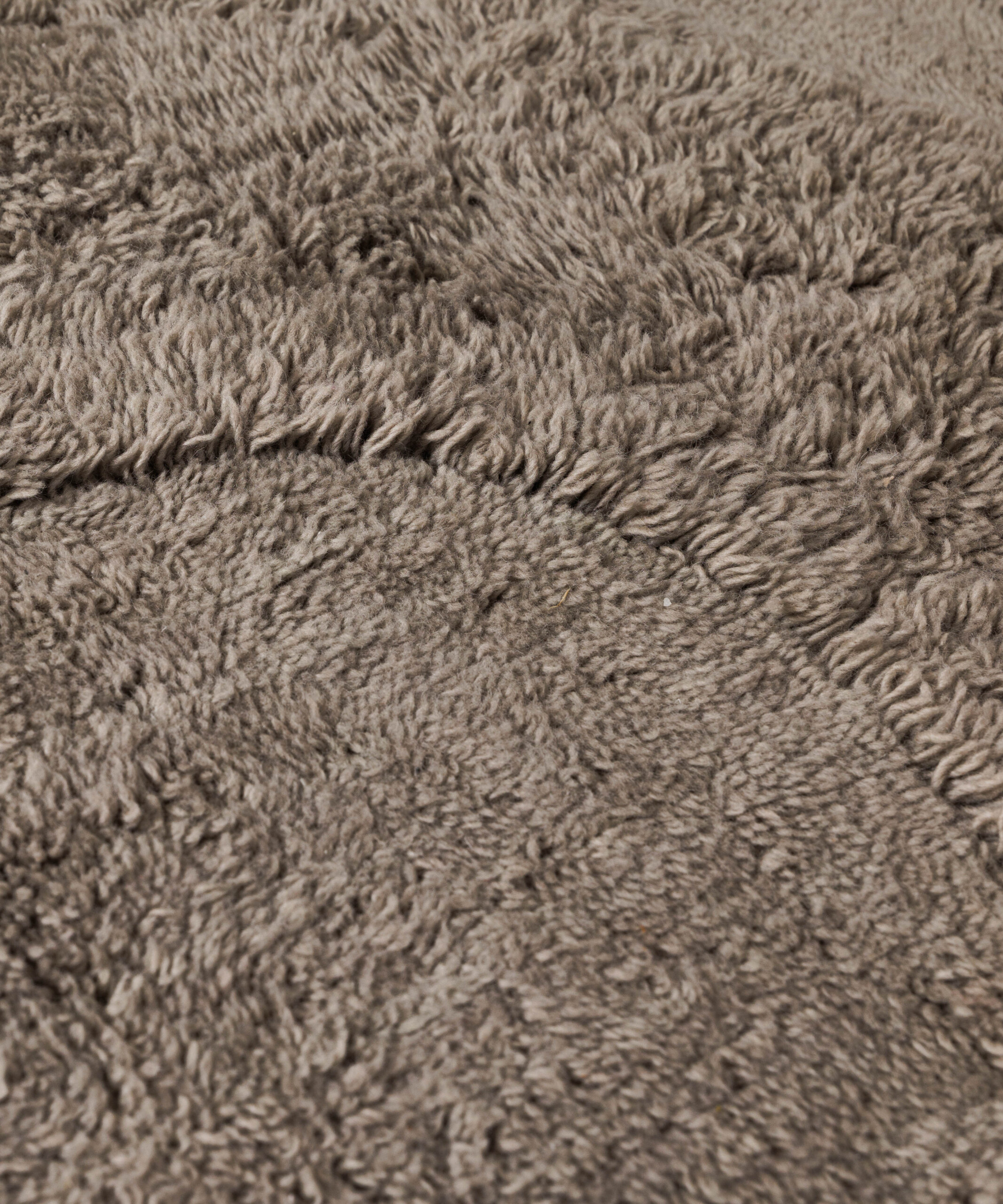 Dywan o organicznym kształcie - Tjørne Mose taupe - close up Dywan o organicznym kształcie - Tjørne Mose taupe - close up