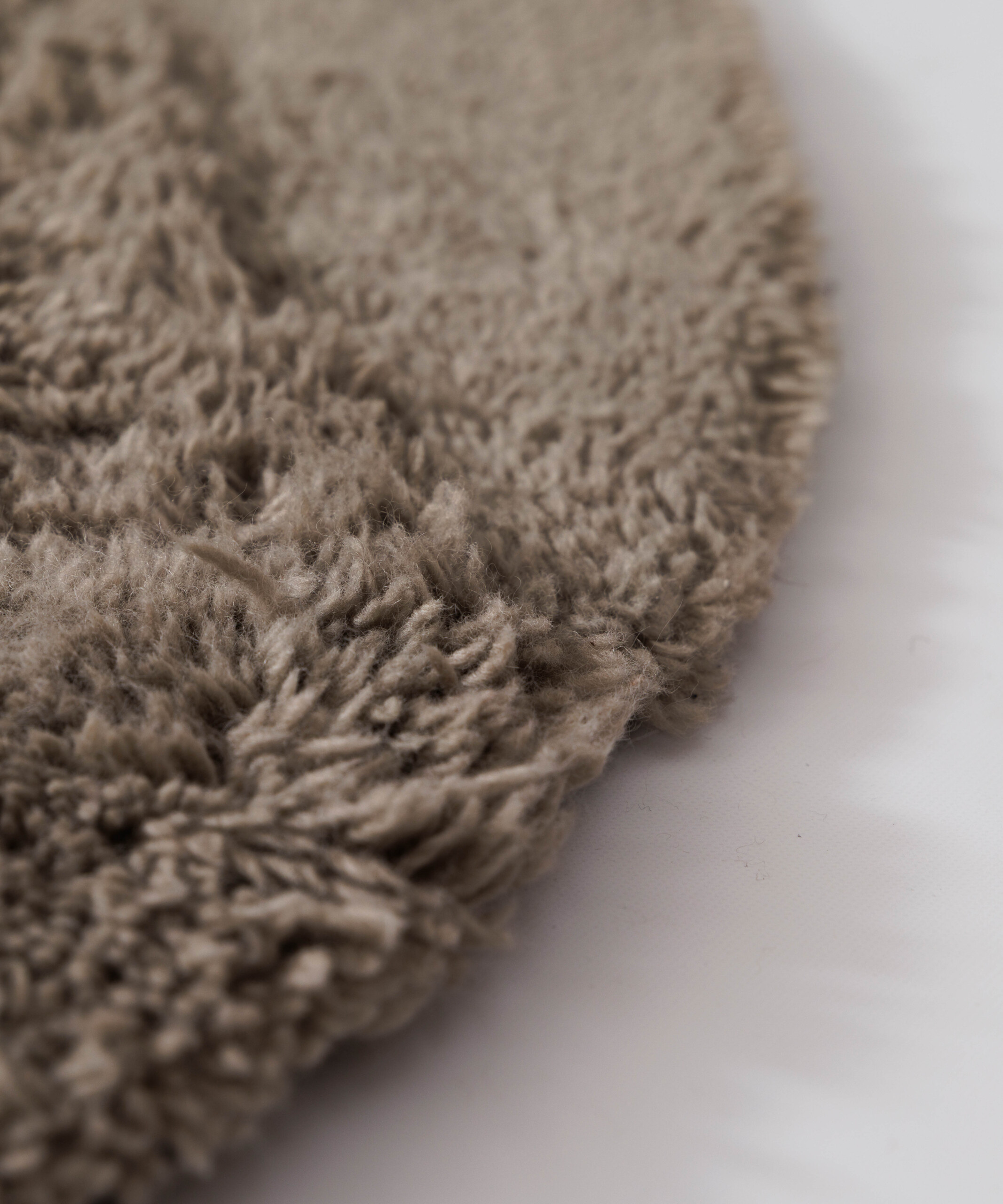 Dywan o organicznym kształcie - Tjørne Mose taupe - close up Dywan o organicznym kształcie - Tjørne Mose taupe - close up
